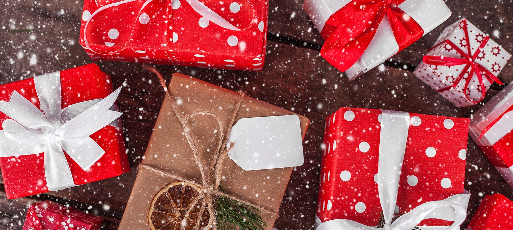 Weihnachtsgeschenke im Schneegestöber