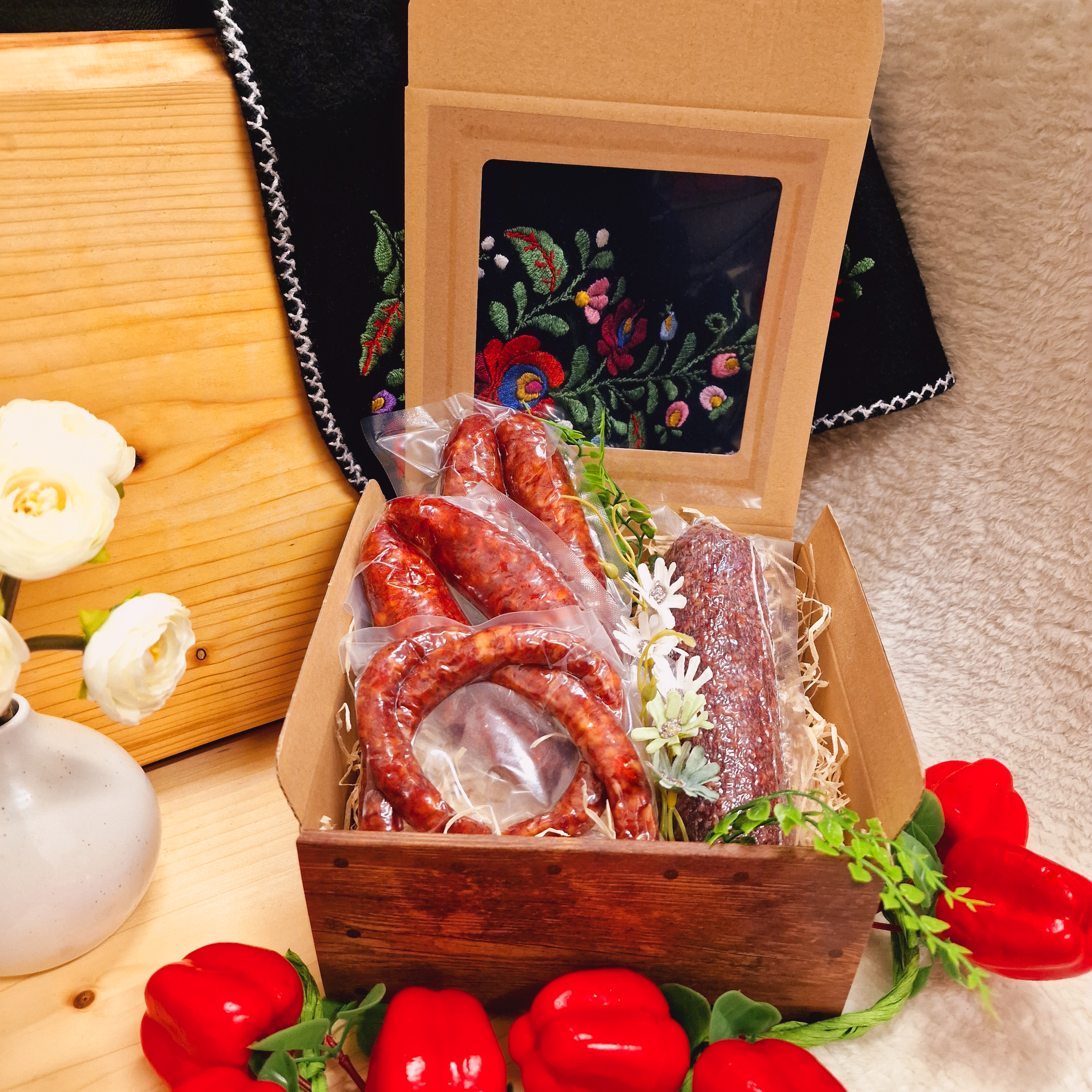 Geschenkbox mit Wurstspezialitäten aus dem Erzgebirge als Inhalt.