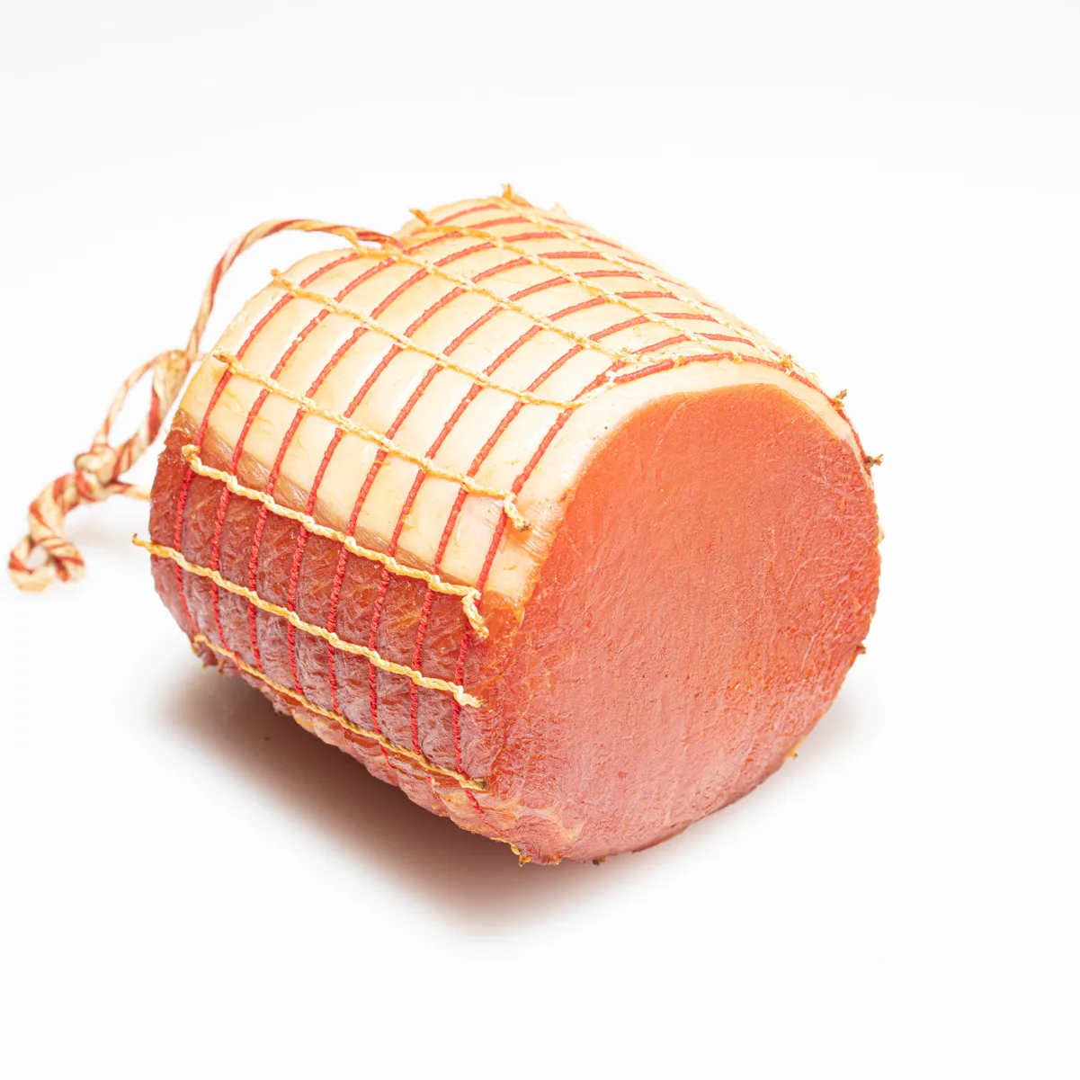 Jetzt Rollschinken als idealen Zusatz in der Küche kaufen  - purer Genuss!  Geräucherter Rollschinken pur im Netz auf weißem Hintergrund.