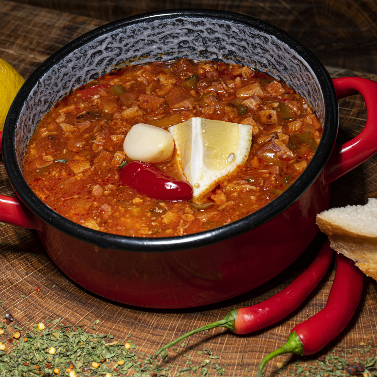 Entdecken Sie unsere hausgemachte Soljanka mit kräftig-würzigem Geschmack! Hausgemachte Soljanka mit Gemüse und Wurst im Kochtopf.