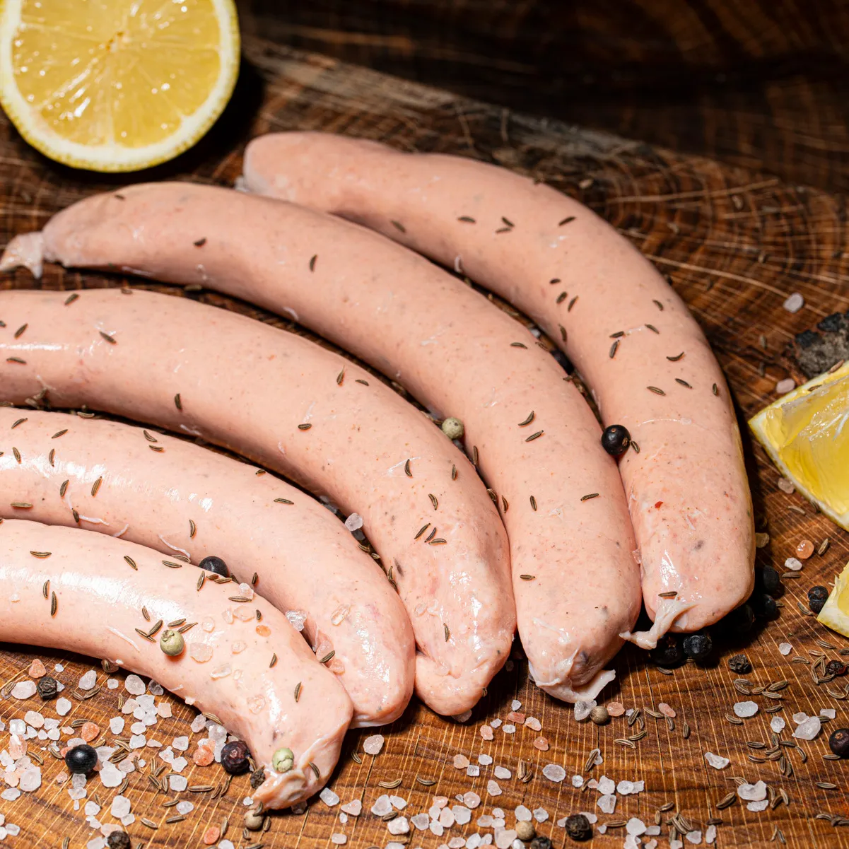 Hauseigene Roster online kaufen. Hauseigene Roster mit Kümmel und Salz Deko im Hintergrund eine Zitrone auf Holzbrett.