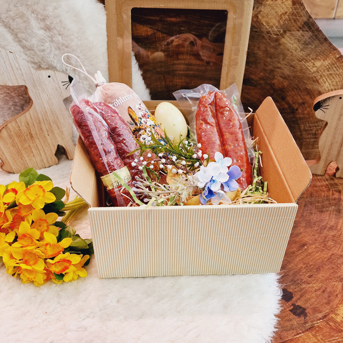 Präsentkorb zu Ostern mit milden Wurstspezialitäten wie Kümmelknacker.