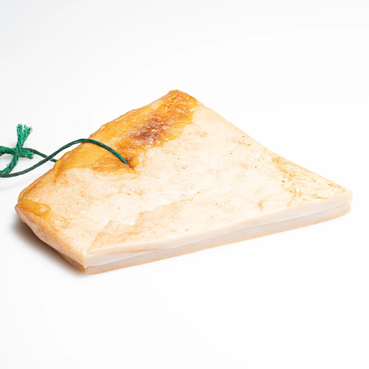 Geräucherter dicker Speck auf weißem Hintergrund.