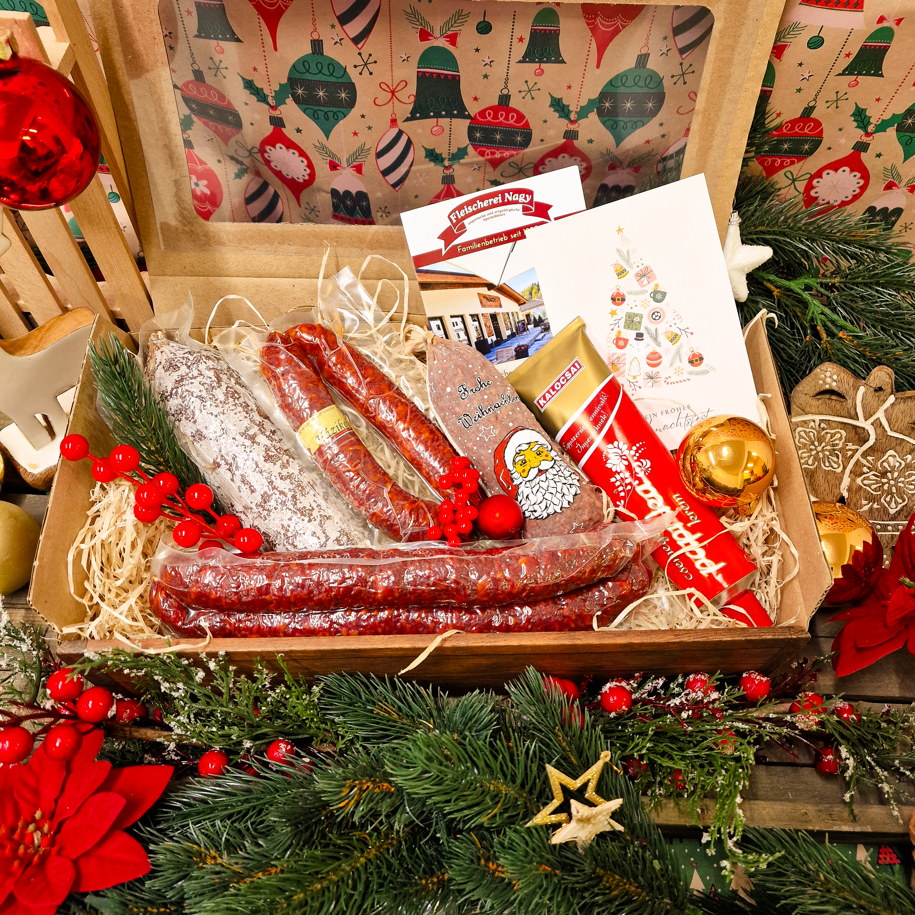 Weihnachtliche Geschenkbox mit ungarischen Wurstspezialitäten.