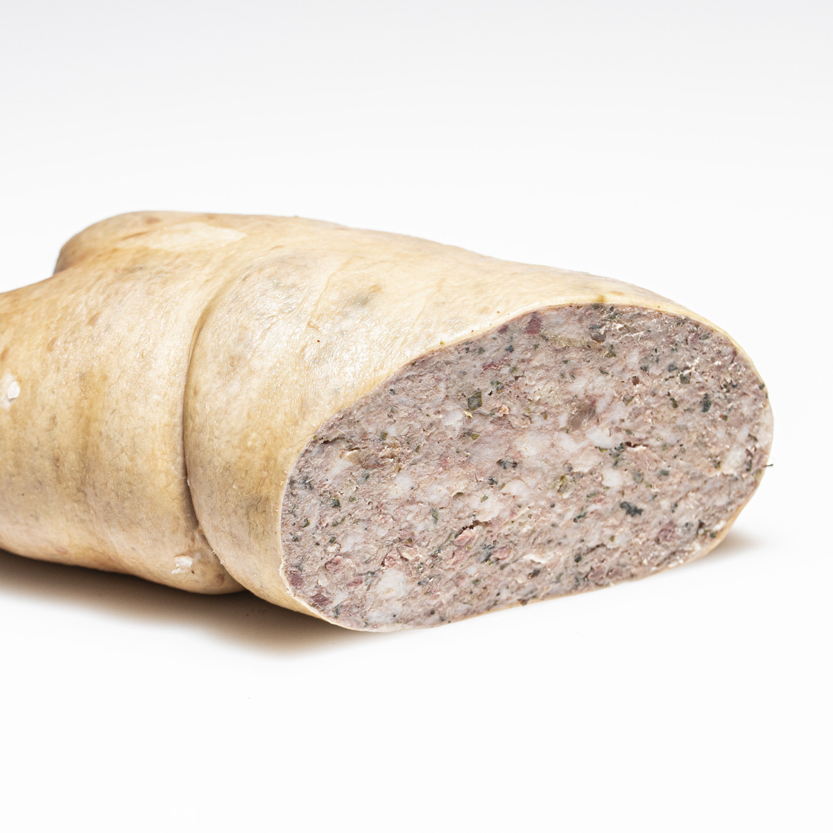 Probieren Sie unsere Zwiebelleberwurst! Zwiebelleberwurst aufgeschnitten vor weißem Hintergrund.