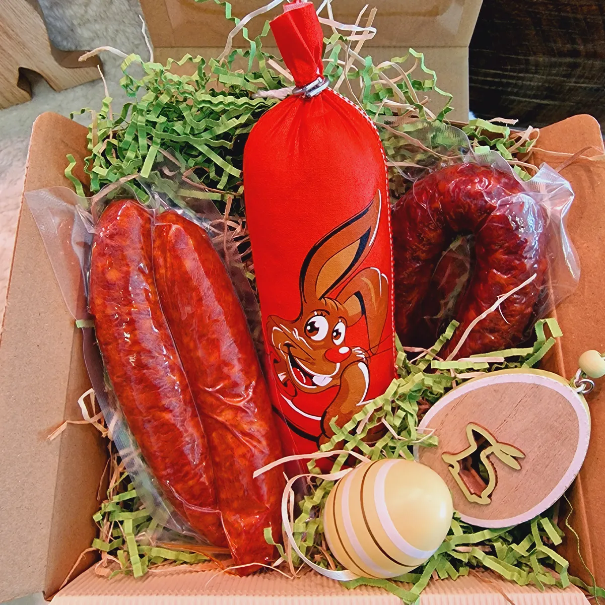 Osterpräsentbox mit scharfen und pikanten Wurstwaren wie Salami.