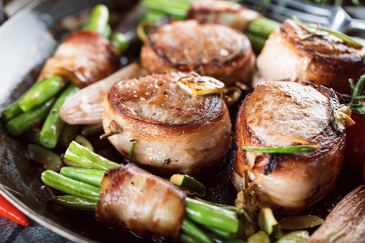 Medaillons und Bohnen im Speckmantel