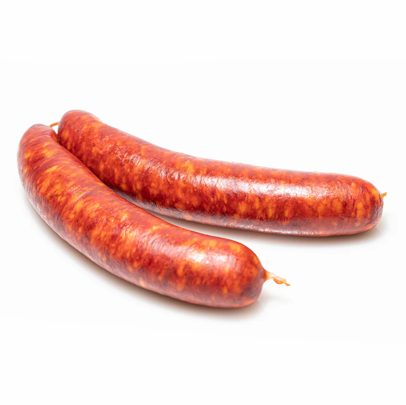 Unsere Paprikaknacker als idealer Snack für Zwischendurch! Zwei Paprikaknacker mit Salz-Pfeffer- und Paprika-Deko auf einem Holztisch.