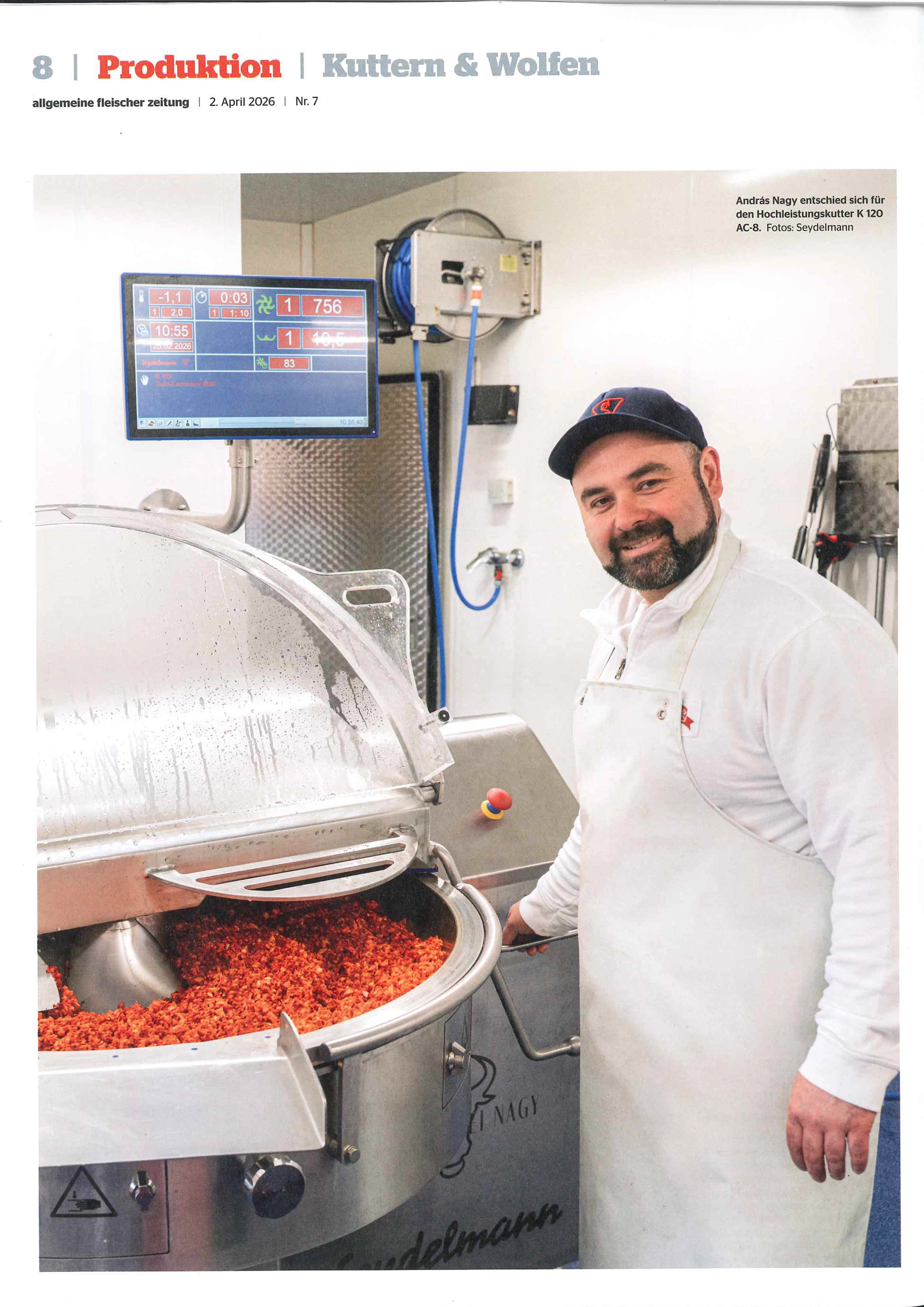 Überschrift der Seite 1: Wolfen & Kuttern. Großes Bild, Chef András Nagy steht am offenen Kutter, wo eine rote Kolbászmasse fertig zum Abfüllen ist.