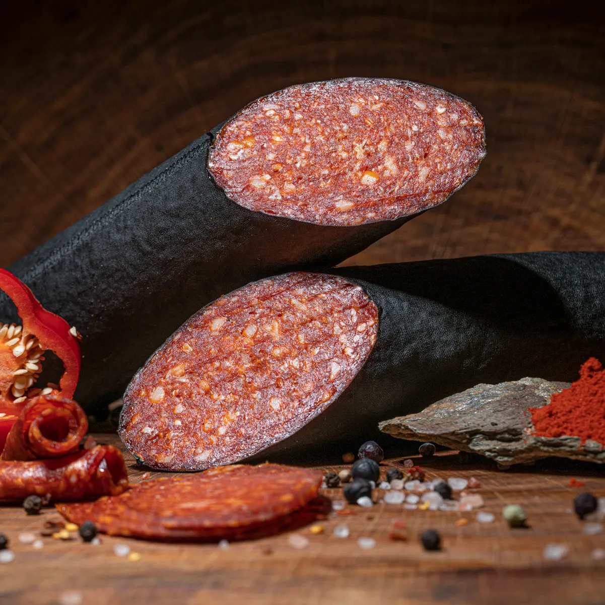 Probieren Sie die Paprikasalami in groß! Paprikasalami in groß und aufgeschnitten.