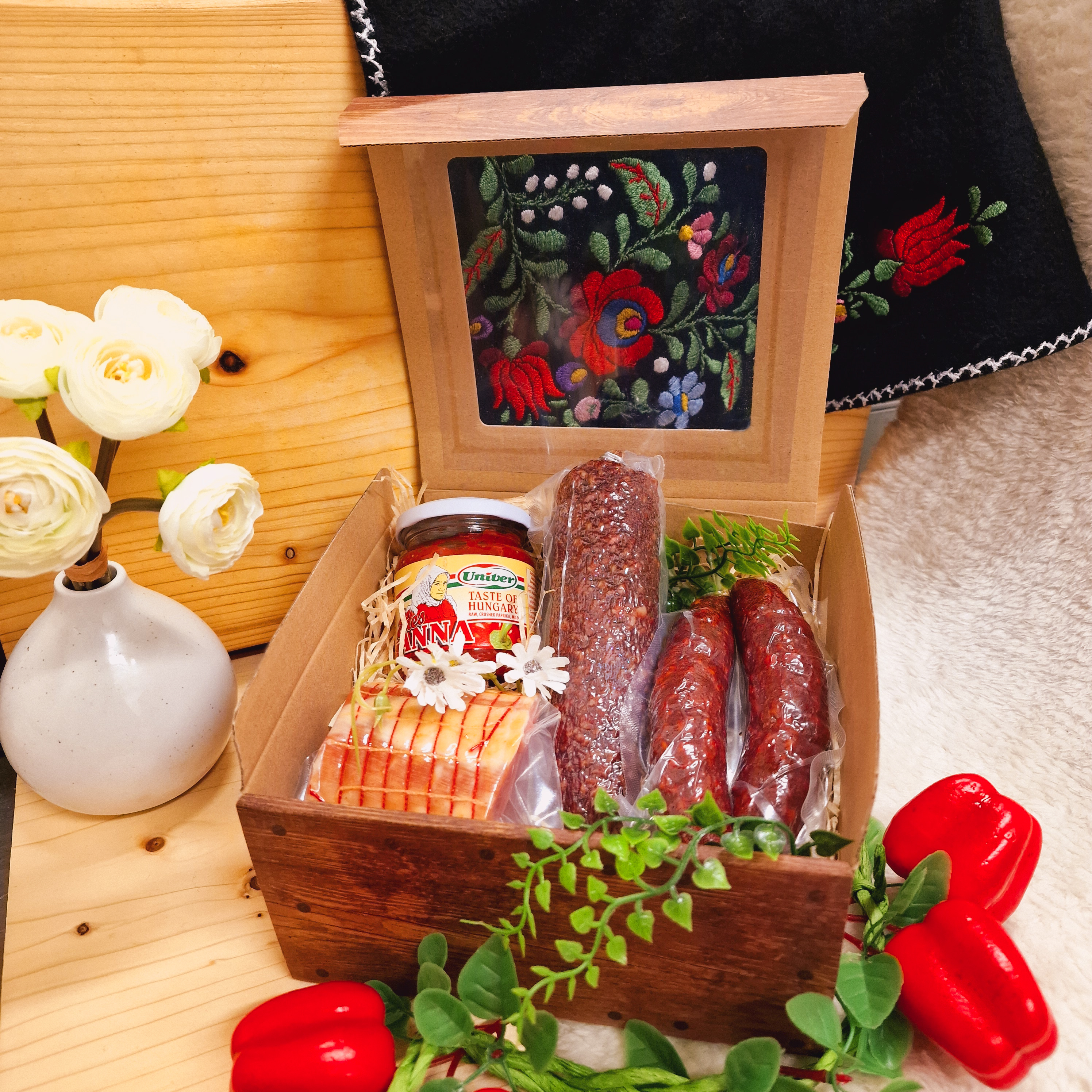 Feinwürzige Genusspackung jetzt kaufen! Geschenkbox mit würzigen Wurstwaren als Inhalt.