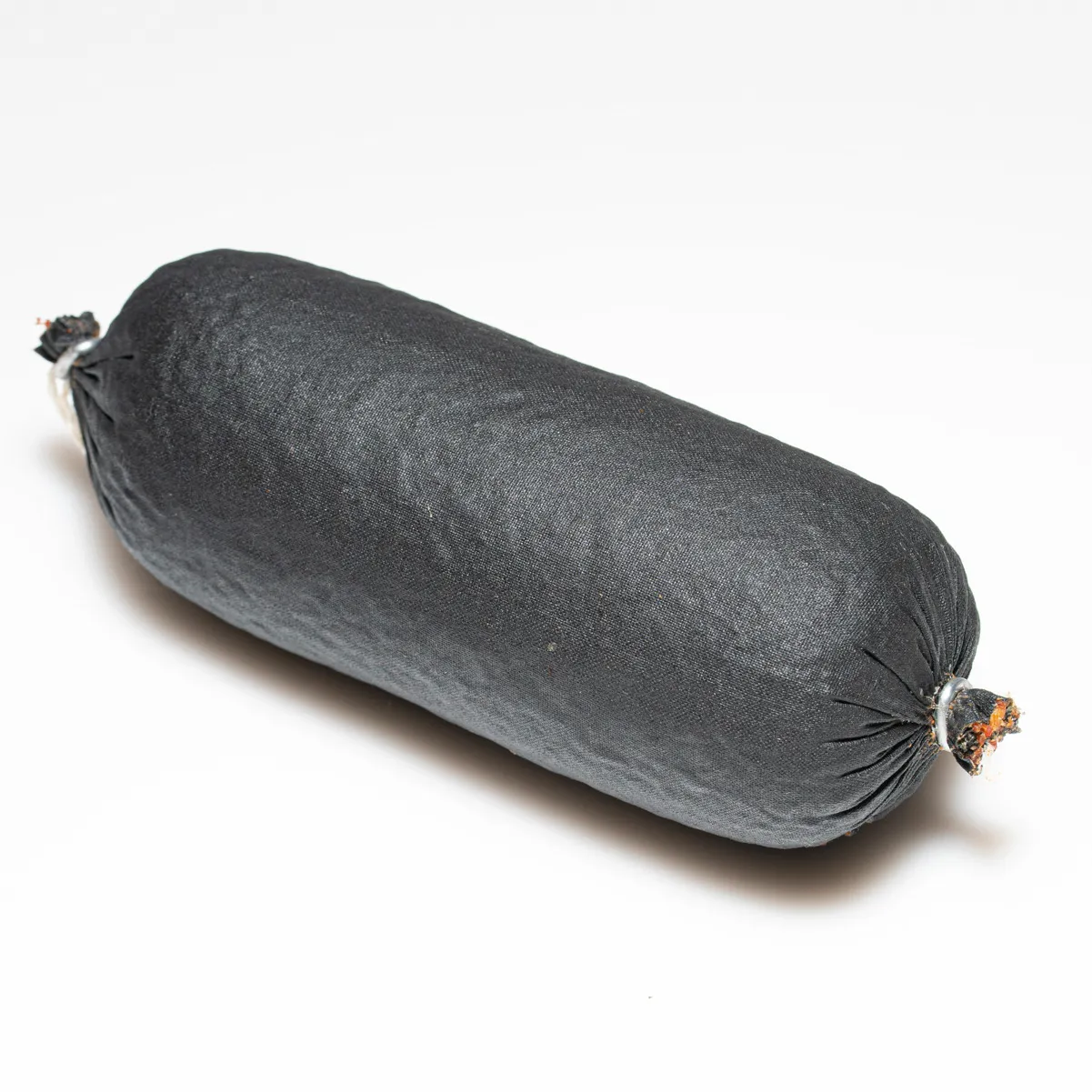 Jetzt unsere Paprikasalami probieren! Kleine Paprikasalami im Ganzen auf weissem Hintergrund.