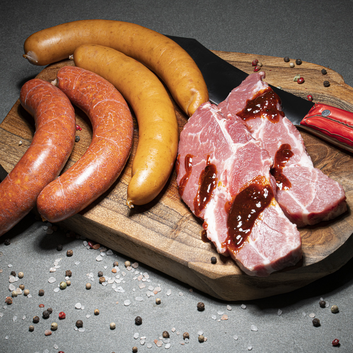 Grillpaket mit ungarischer Kolbasz Wurst, Käse-Grillwurst und Schweinekammsteaks in Tomaten-Pfeffer-Marinade