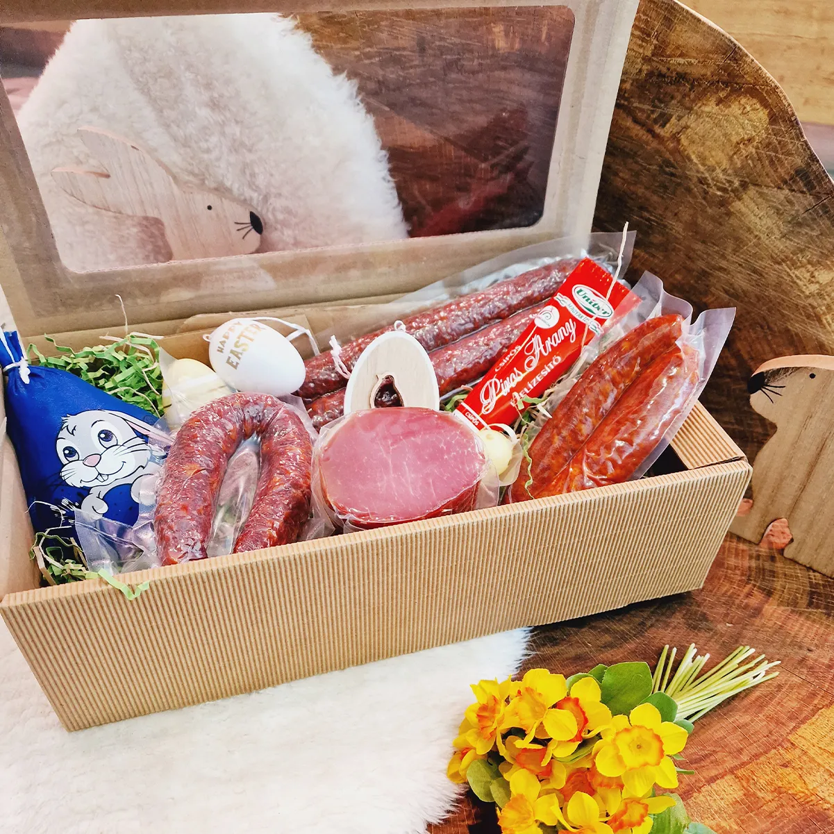 Ostergeschenkbox mit ungarischen und deutschen Wurstspezialitäten wie Paprikaknacker und Rollschinken.