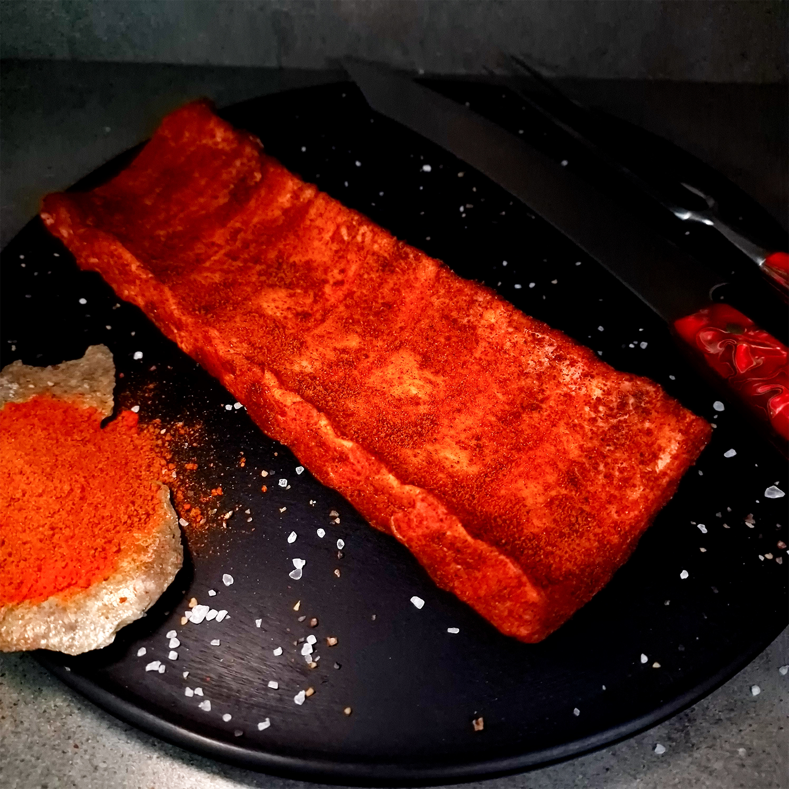 BBQ Spare Ribs mit hauseigenem Rub auf einem Teller.