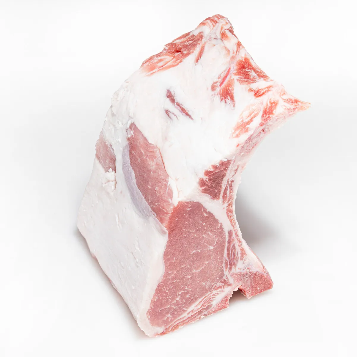 Mangalitza Kotelett am Stück, auf weißem Hintergrund.