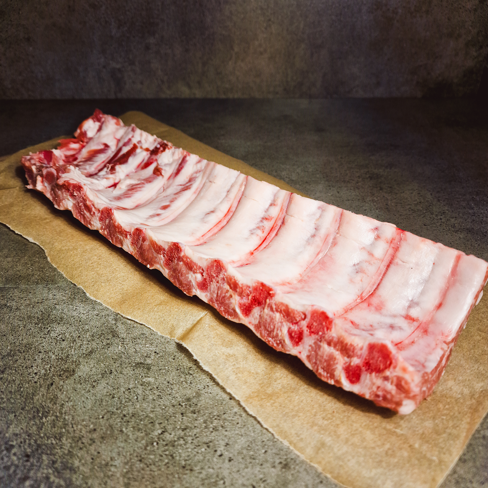 Unsere aromatischen Baby Back Ribs auf Fleischpapier.