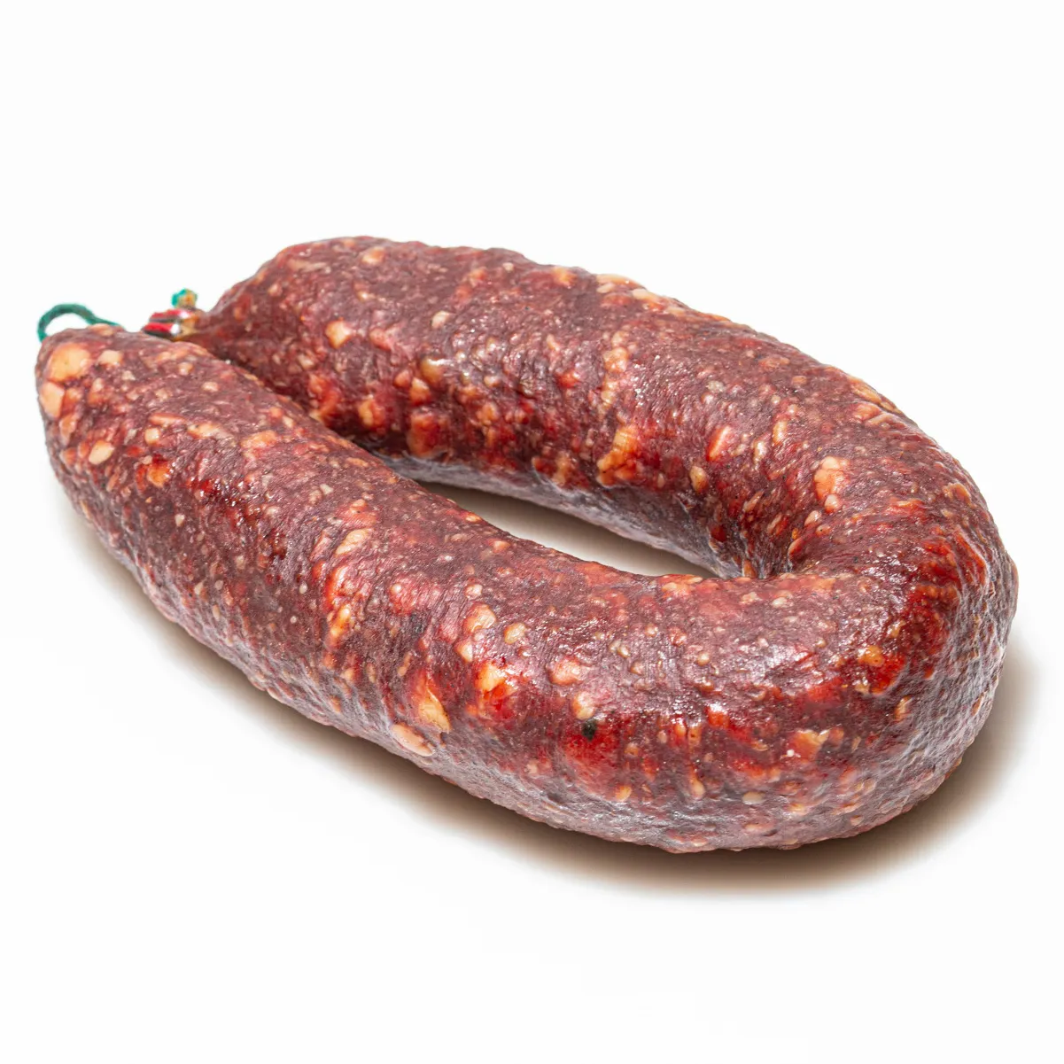 Walnusssalami vor weißem Hintergrund.