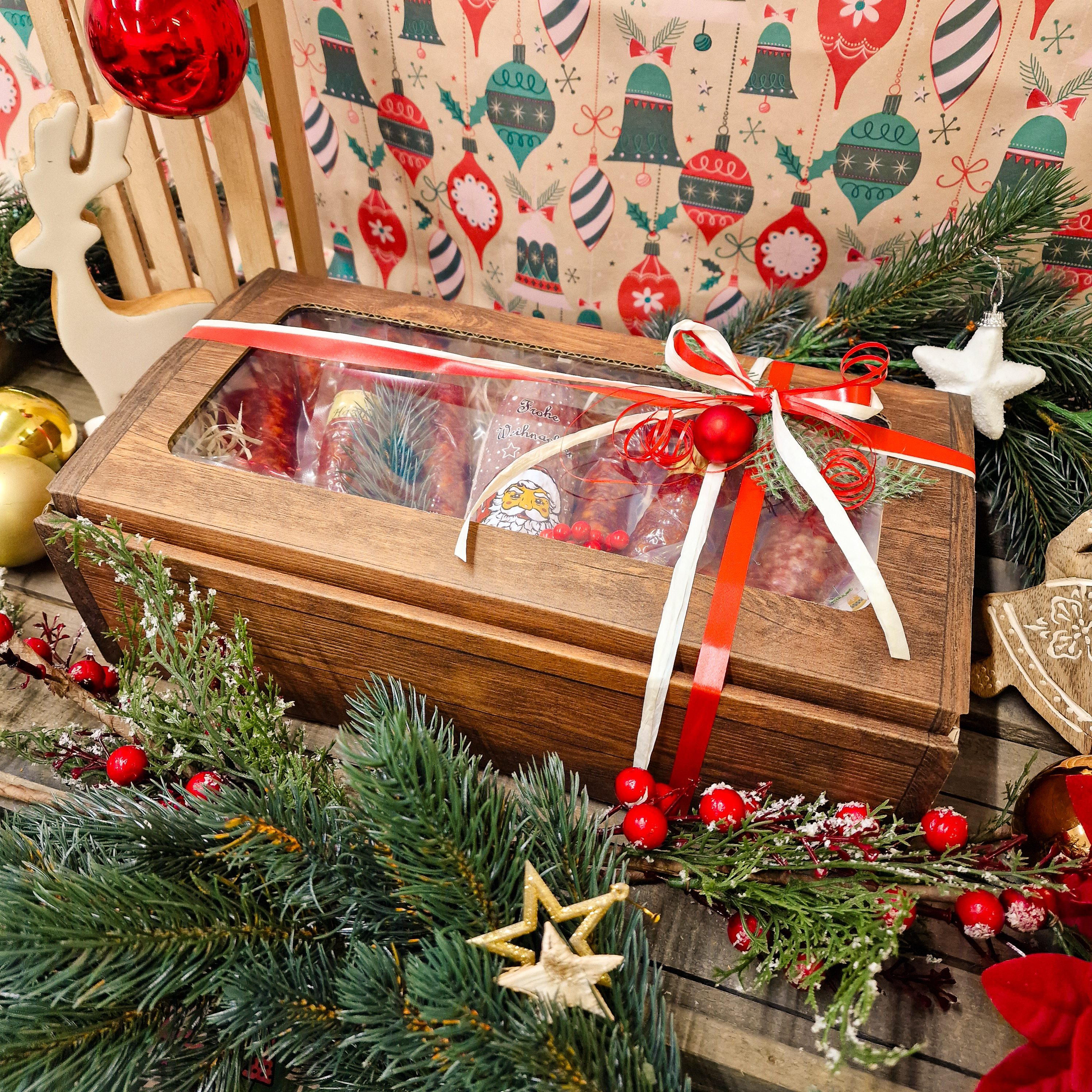 Weihnachtsbox verpackt mit roter Schleife und ungarischen Spezialitäten als Inhalt.