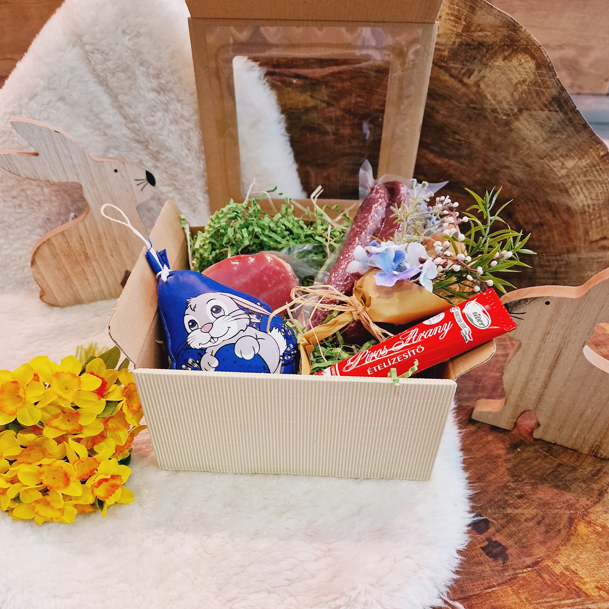 Hoppelnde Osterfreude Geschenkbox online bestellen! Osterpräsentkorb mit Wurstspezialitäten wie Rollschinken und Motivsalami sowie milder Gulaschcreme.