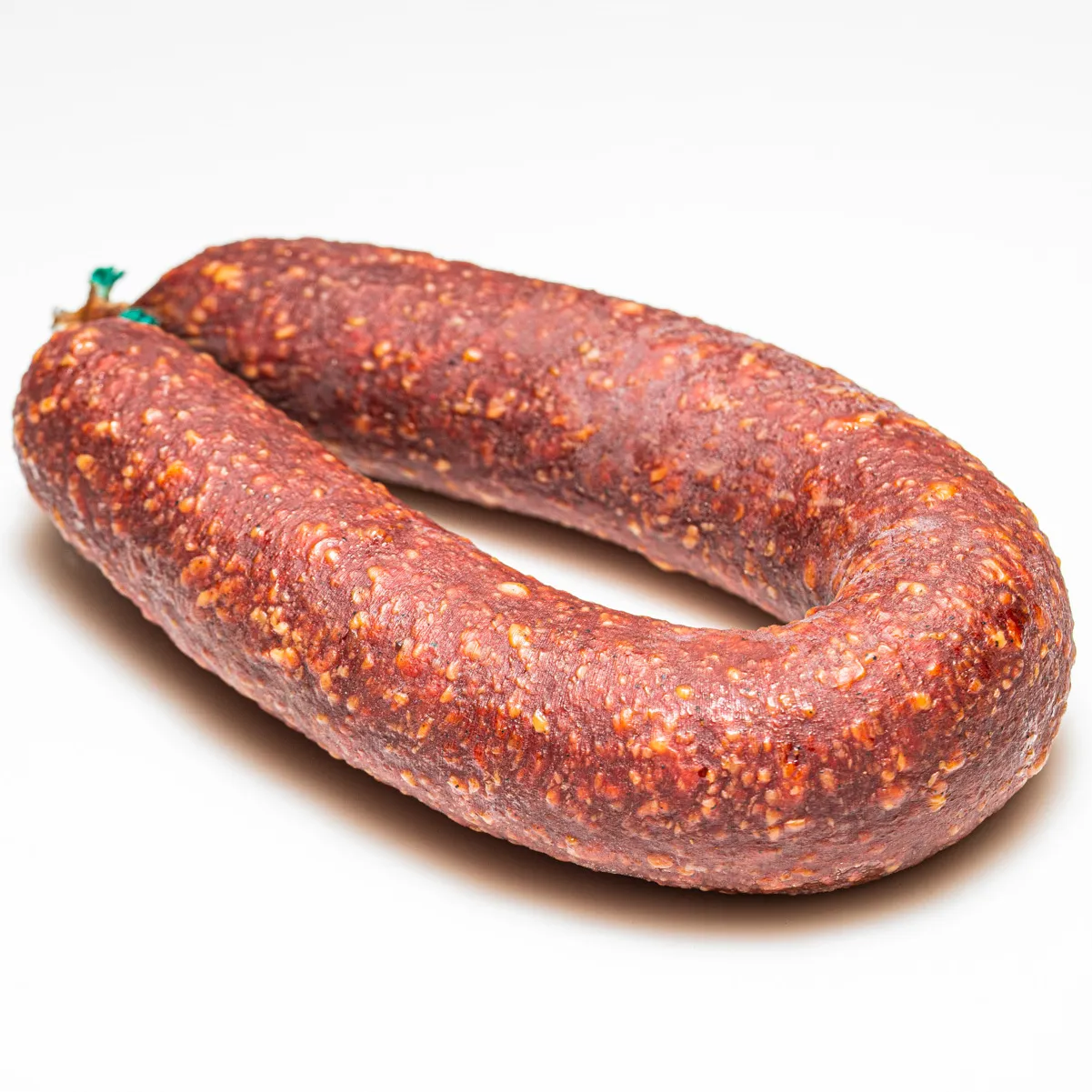 Entdecken Sie unsere Wurstspezialität, die Karpatensalami! Wurstspezialität Karpatensalami mit Lamm und Rind auf weißem Hintergrund.