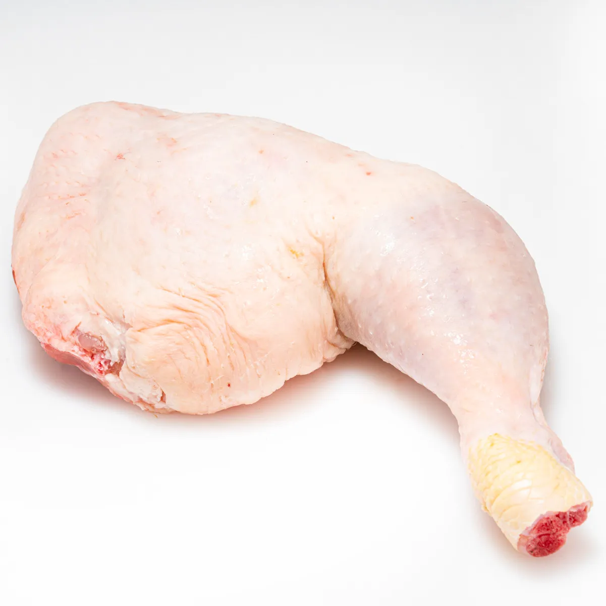 Zwei Hähnchenschenkel mit Rückenstück übereinander auf weißem Hintergrund.