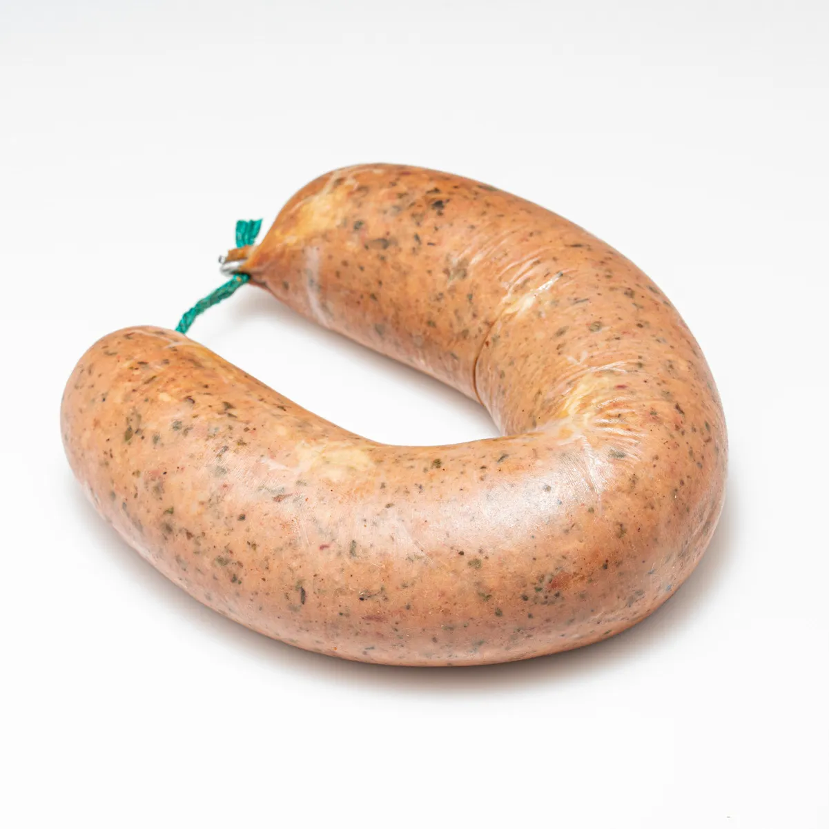 Hausmacher Leberwurst geräuchert ganzer Ring auf weißem Hintergrund.