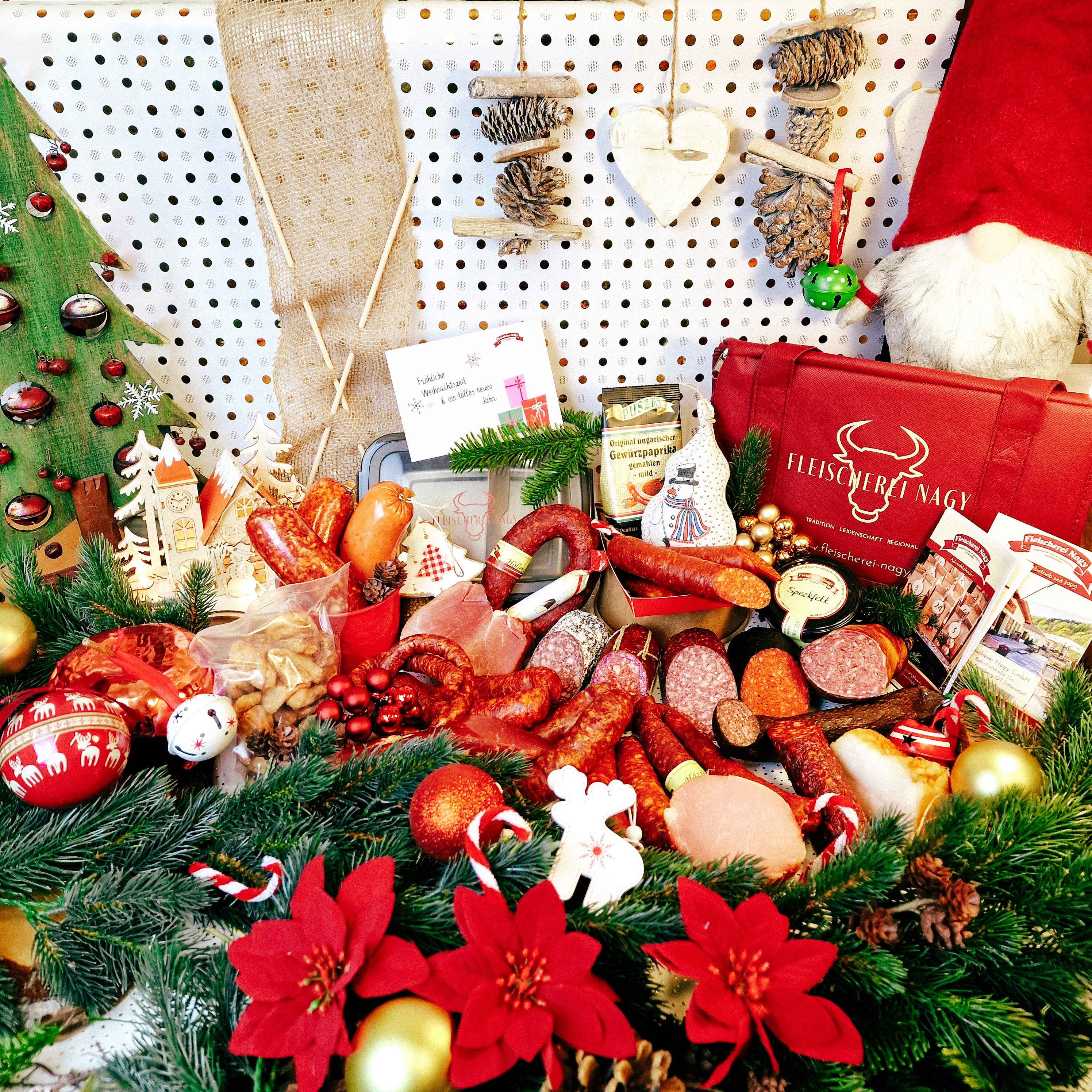 Kompletter Adventskalender Bildes und alles ist weihnachtlich geschmückt, es liegen unsere Produkte da.
