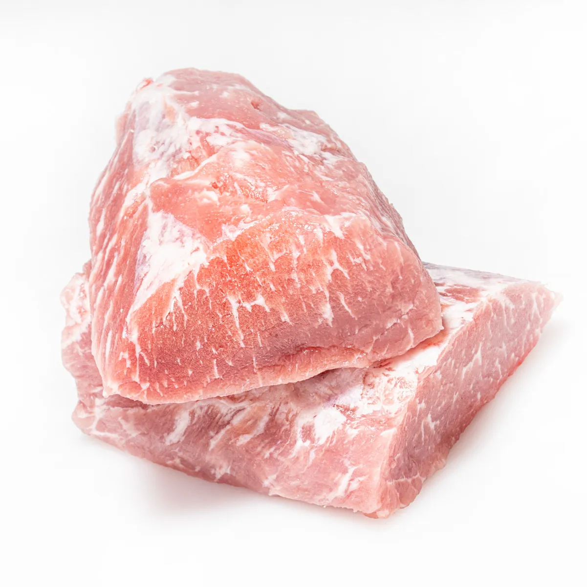 Mangalitza Schaelbraten zwei große Stücke übereinander gestapelt, auf weißem Hintergrund.