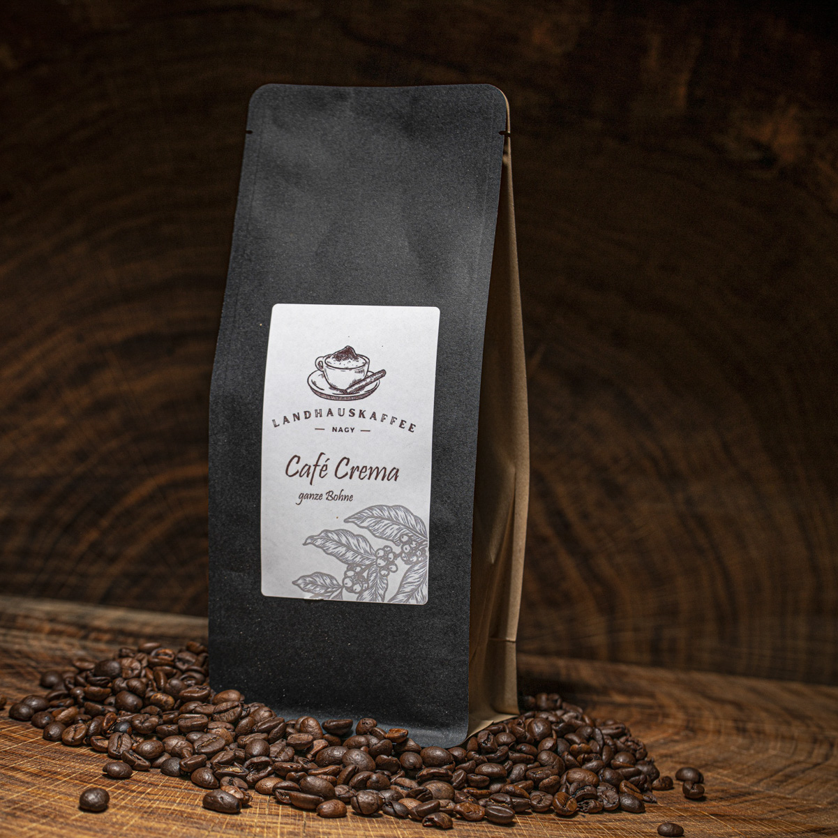 Schwarze Tüte mit Kaffeebohnen.