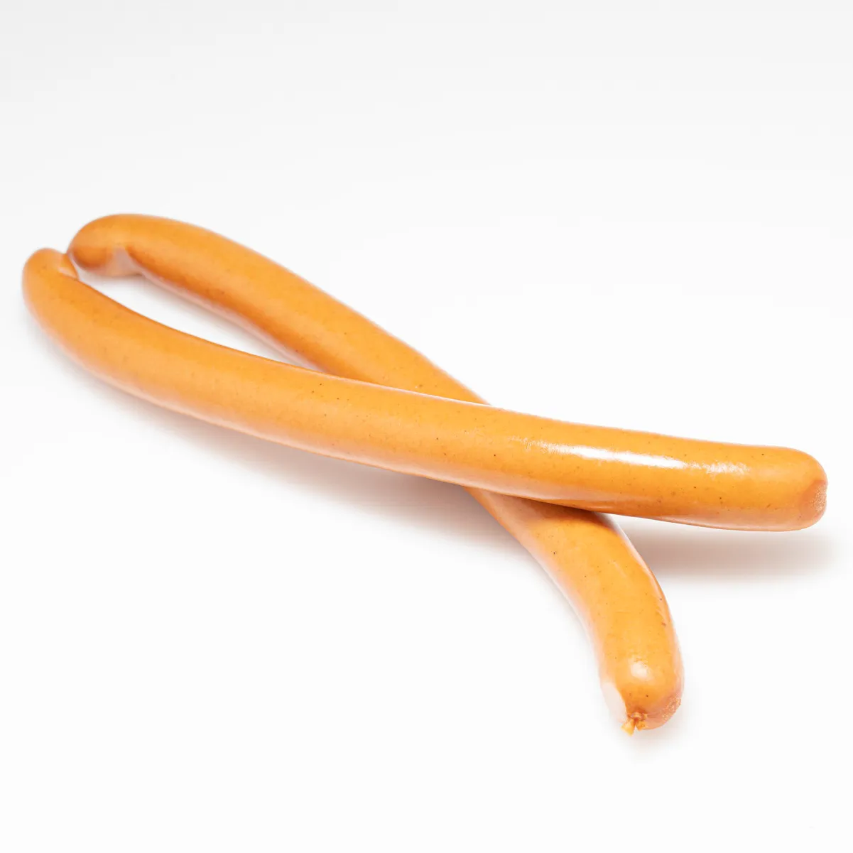 Unser idealer Snack für jeden Anlass - die Wiener Würstchen! Ein Paar Wiener auf weißem Hintergrund.