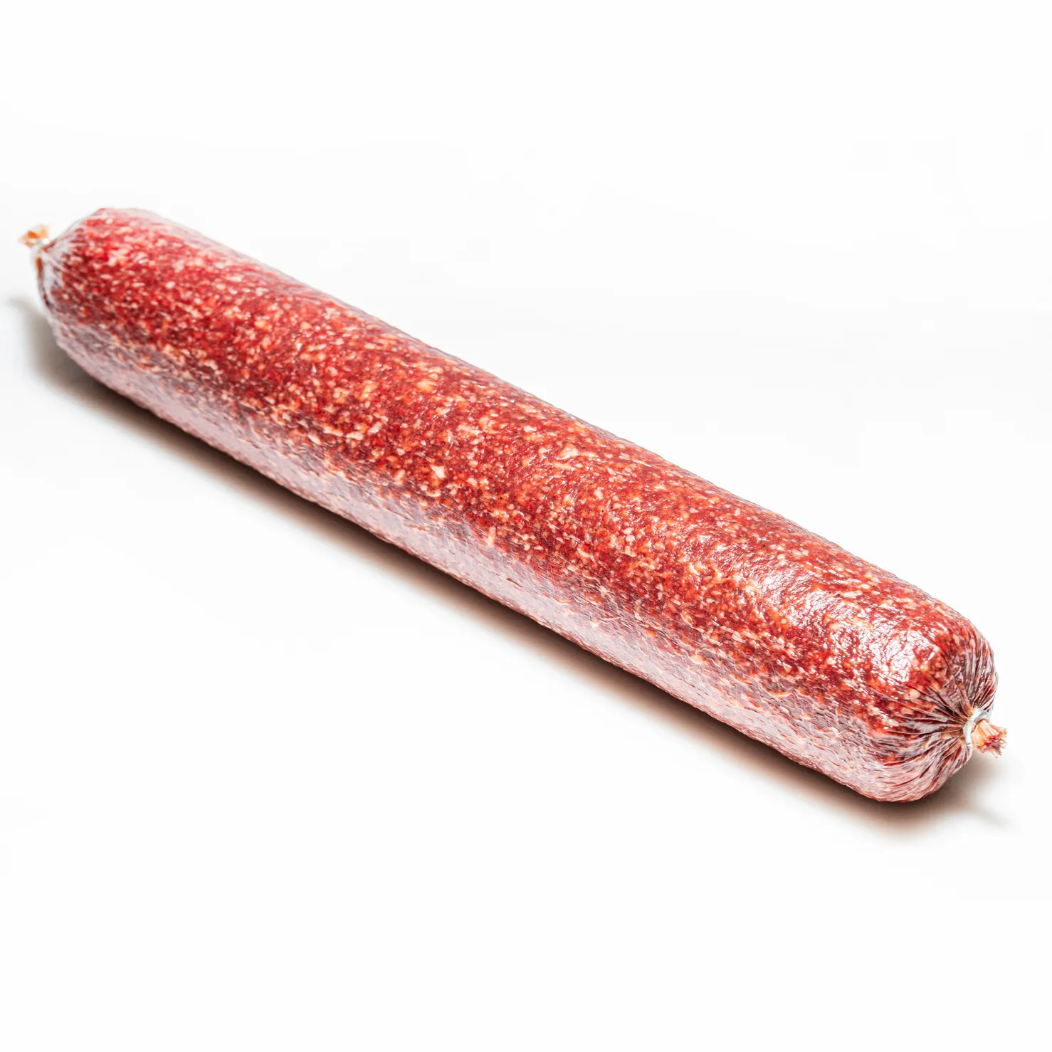 Hauseigene Salami in groß vor weißem Hintergrund.
